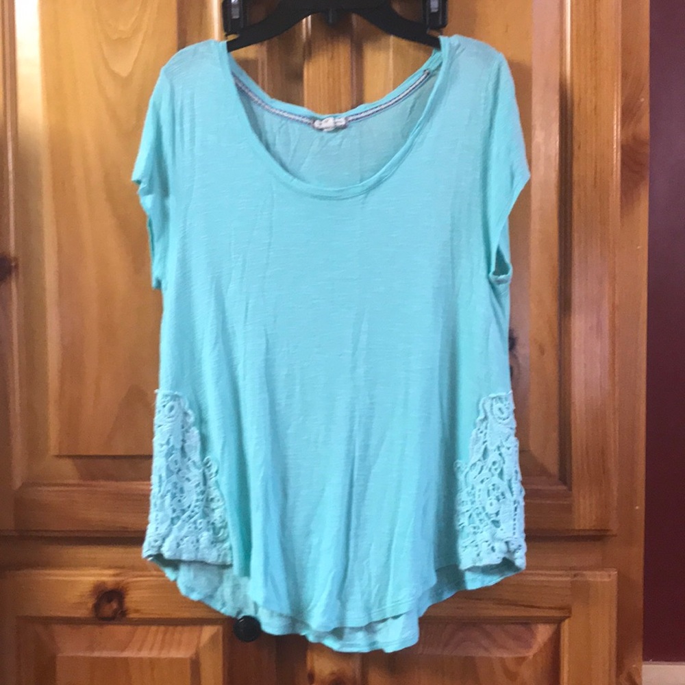 Short sleeve top with crocheting on sides sz S